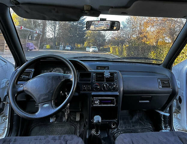 Белый Форд Эскорт, объемом двигателя 1.4 л и пробегом 151 тыс. км за 1750 $, фото 7 на Automoto.ua