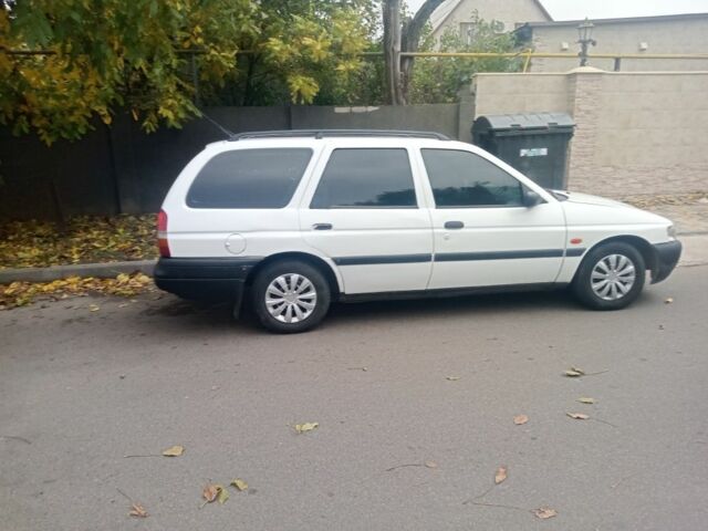 Белый Форд Эскорт, объемом двигателя 1.4 л и пробегом 373 тыс. км за 1350 $, фото 2 на Automoto.ua