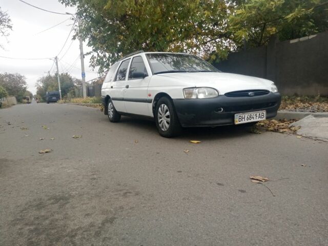 Белый Форд Эскорт, объемом двигателя 1.4 л и пробегом 373 тыс. км за 1350 $, фото 1 на Automoto.ua