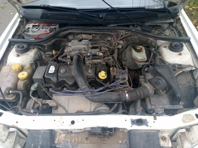 Белый Форд Эскорт, объемом двигателя 1.4 л и пробегом 373 тыс. км за 1350 $, фото 5 на Automoto.ua