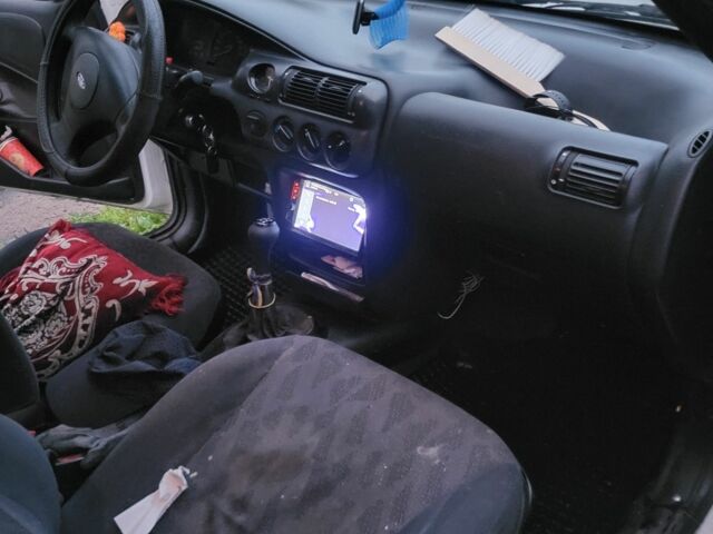 Белый Форд Эскорт, объемом двигателя 1.4 л и пробегом 257 тыс. км за 1400 $, фото 3 на Automoto.ua