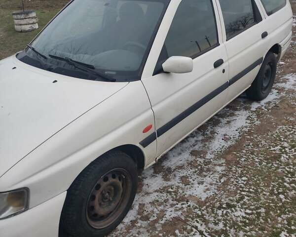 Білий Форд Ескорт, об'ємом двигуна 1.8 л та пробігом 300 тис. км за 700 $, фото 1 на Automoto.ua