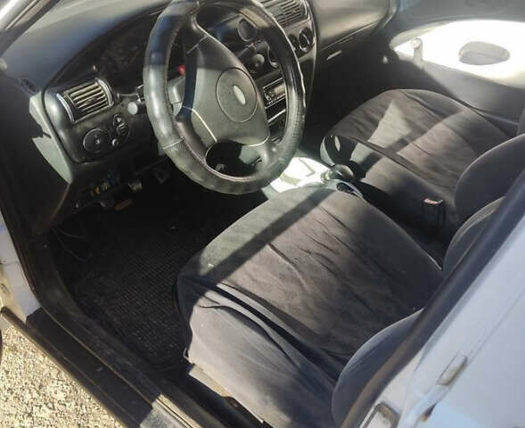 Белый Форд Эскорт, объемом двигателя 1.3 л и пробегом 300 тыс. км за 900 $, фото 2 на Automoto.ua