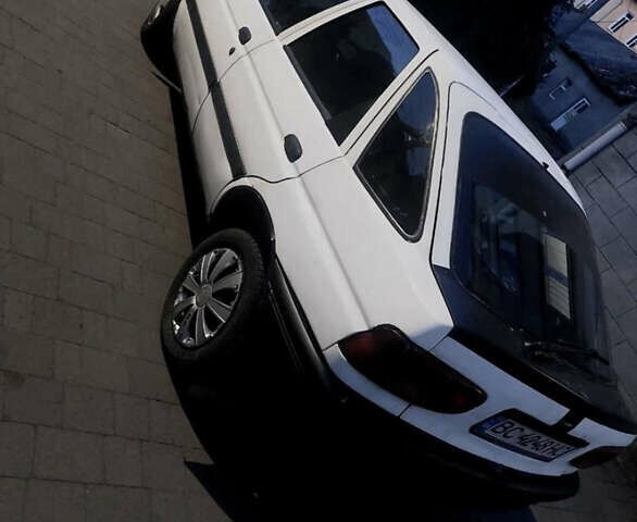 Белый Форд Эскорт, объемом двигателя 1.3 л и пробегом 300 тыс. км за 900 $, фото 1 на Automoto.ua