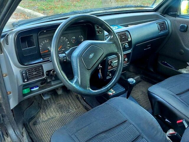 Черный Форд Эскорт, объемом двигателя 1.6 л и пробегом 230 тыс. км за 500 $, фото 1 на Automoto.ua