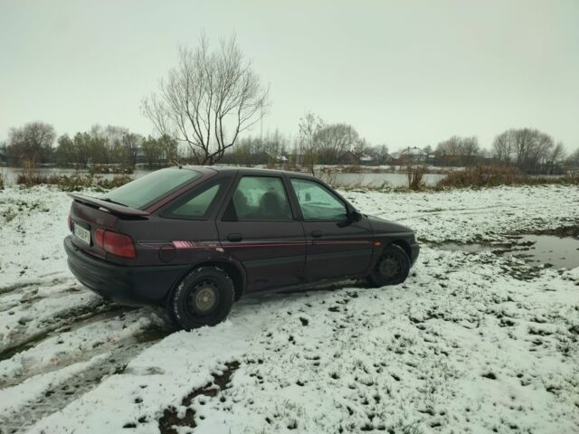 Фиолетовый Форд Эскорт, объемом двигателя 1.4 л и пробегом 300 тыс. км за 1200 $, фото 3 на Automoto.ua