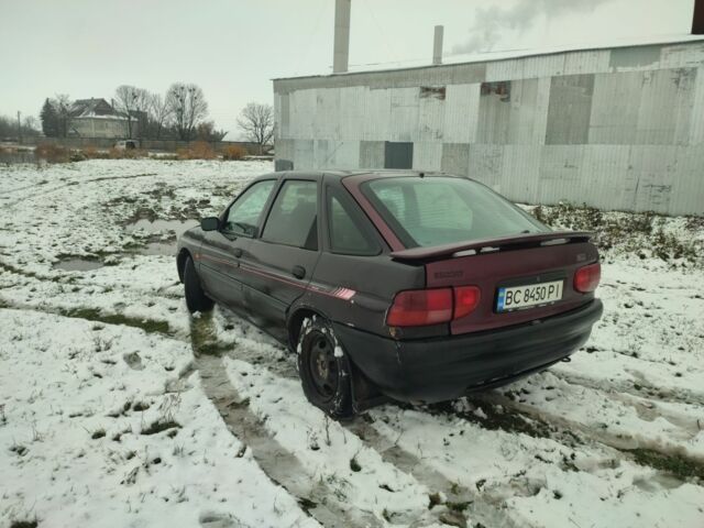 Фиолетовый Форд Эскорт, объемом двигателя 1.4 л и пробегом 300 тыс. км за 1200 $, фото 2 на Automoto.ua