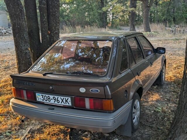 Коричневый Форд Эскорт, объемом двигателя 1.4 л и пробегом 100 тыс. км за 800 $, фото 1 на Automoto.ua