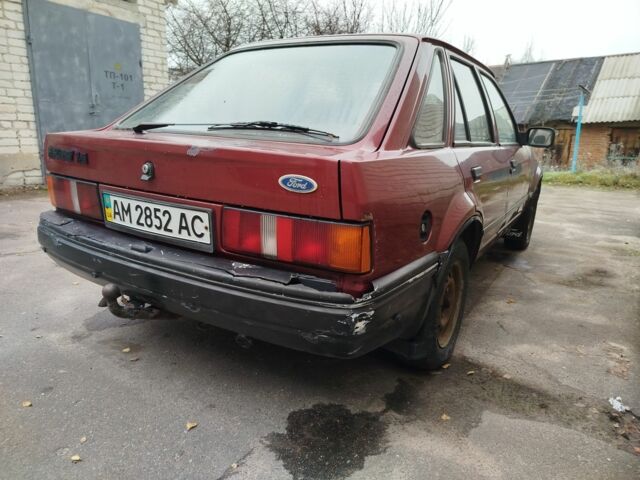 Красный Форд Эскорт, объемом двигателя 1.6 л и пробегом 300 тыс. км за 750 $, фото 5 на Automoto.ua