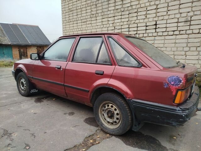 Красный Форд Эскорт, объемом двигателя 1.6 л и пробегом 300 тыс. км за 750 $, фото 3 на Automoto.ua
