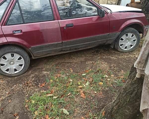 Красный Форд Эскорт, объемом двигателя 1.4 л и пробегом 500 тыс. км за 400 $, фото 1 на Automoto.ua