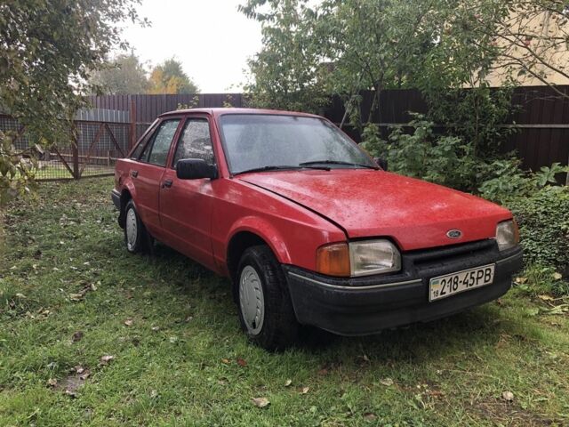 Красный Форд Эскорт, объемом двигателя 1.6 л и пробегом 70 тыс. км за 900 $, фото 1 на Automoto.ua