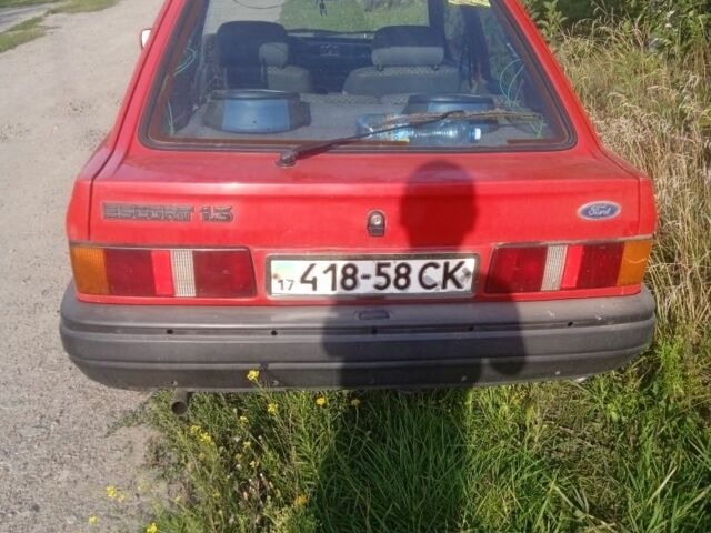 Красный Форд Эскорт, объемом двигателя 1.3 л и пробегом 300 тыс. км за 1000 $, фото 1 на Automoto.ua