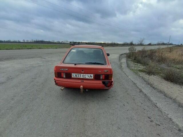 Красный Форд Эскорт, объемом двигателя 0 л и пробегом 60 тыс. км за 713 $, фото 3 на Automoto.ua