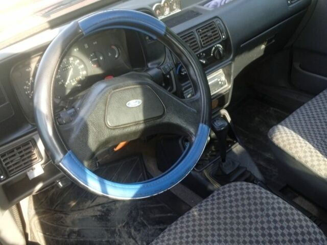 Красный Форд Эскорт, объемом двигателя 1.3 л и пробегом 300 тыс. км за 1000 $, фото 4 на Automoto.ua