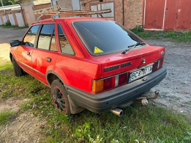 Красный Форд Эскорт, объемом двигателя 1.6 л и пробегом 250 тыс. км за 950 $, фото 3 на Automoto.ua