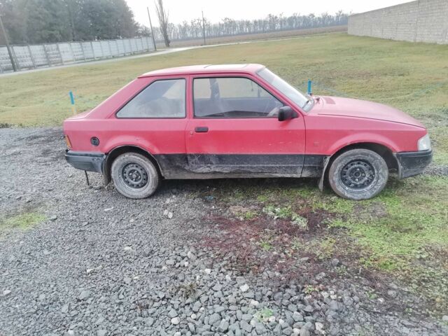 Красный Форд Эскорт, объемом двигателя 1.4 л и пробегом 300 тыс. км за 650 $, фото 3 на Automoto.ua