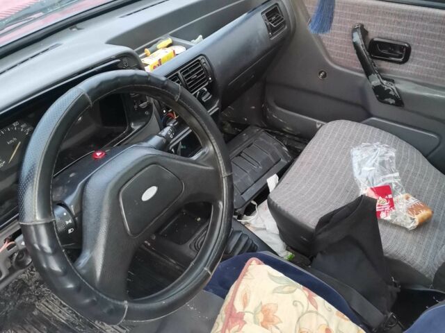 Красный Форд Эскорт, объемом двигателя 1.4 л и пробегом 300 тыс. км за 650 $, фото 4 на Automoto.ua