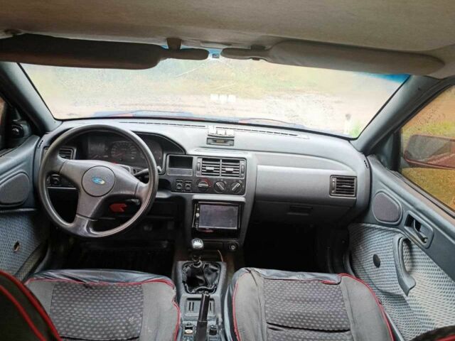 Красный Форд Эскорт, объемом двигателя 1.4 л и пробегом 300 тыс. км за 950 $, фото 5 на Automoto.ua