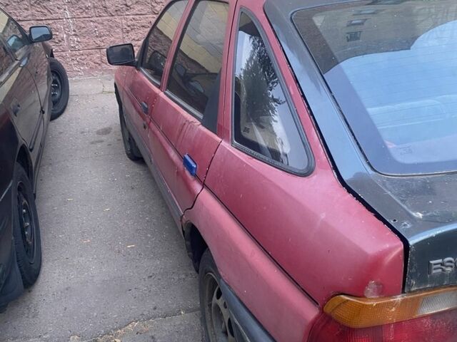 Красный Форд Эскорт, объемом двигателя 1.4 л и пробегом 500 тыс. км за 362 $, фото 3 на Automoto.ua