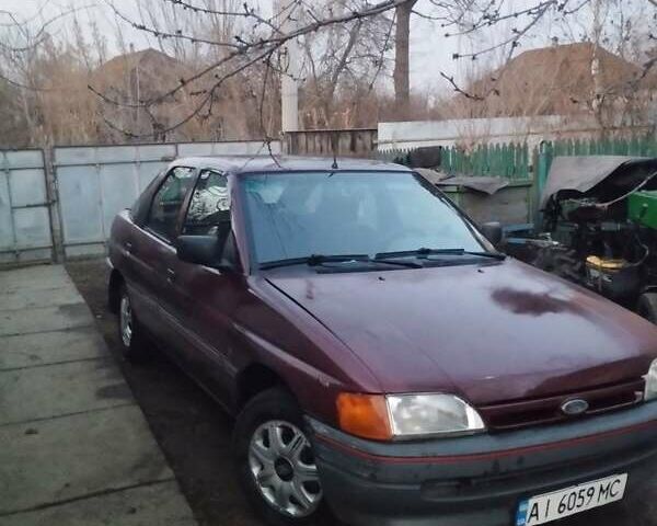 Красный Форд Эскорт, объемом двигателя 1.6 л и пробегом 100 тыс. км за 1200 $, фото 2 на Automoto.ua