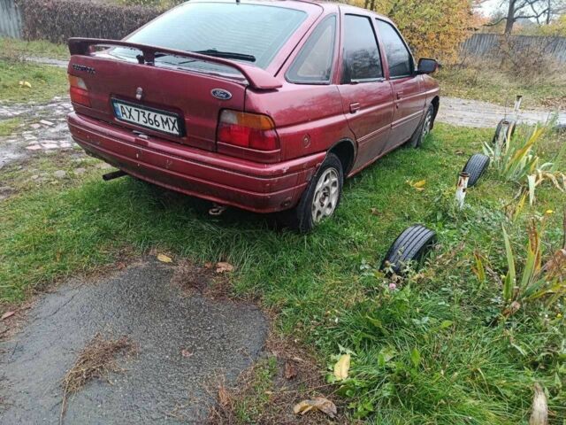 Красный Форд Эскорт, объемом двигателя 1.4 л и пробегом 300 тыс. км за 950 $, фото 3 на Automoto.ua