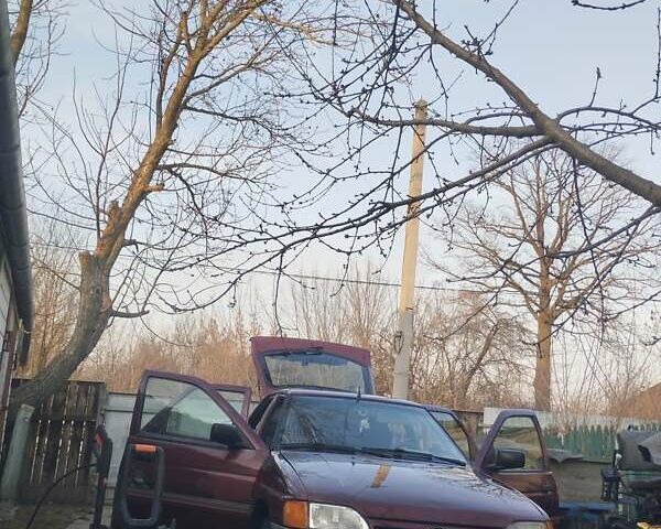 Красный Форд Эскорт, объемом двигателя 1.6 л и пробегом 100 тыс. км за 1200 $, фото 1 на Automoto.ua