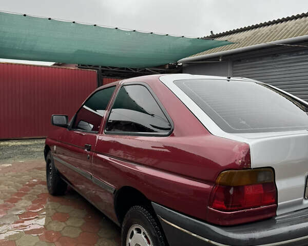 Красный Форд Эскорт, объемом двигателя 1.8 л и пробегом 55 тыс. км за 1500 $, фото 3 на Automoto.ua