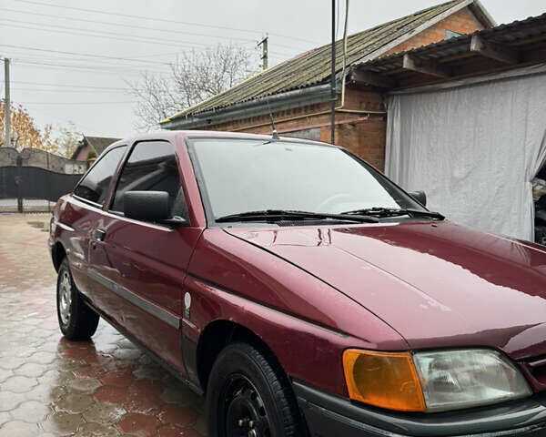 Красный Форд Эскорт, объемом двигателя 1.8 л и пробегом 55 тыс. км за 1500 $, фото 6 на Automoto.ua