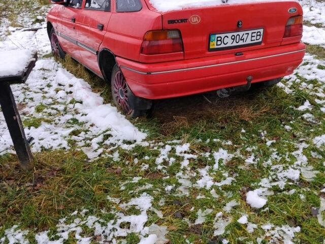 Красный Форд Эскорт, объемом двигателя 1.4 л и пробегом 22 тыс. км за 300 $, фото 2 на Automoto.ua