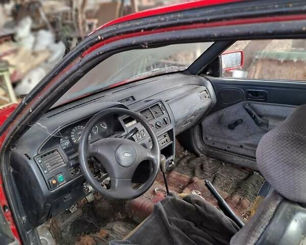 Красный Форд Эскорт, объемом двигателя 1.3 л и пробегом 150 тыс. км за 500 $, фото 2 на Automoto.ua