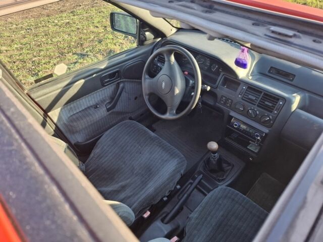 Красный Форд Эскорт, объемом двигателя 1.8 л и пробегом 100 тыс. км за 998 $, фото 4 на Automoto.ua