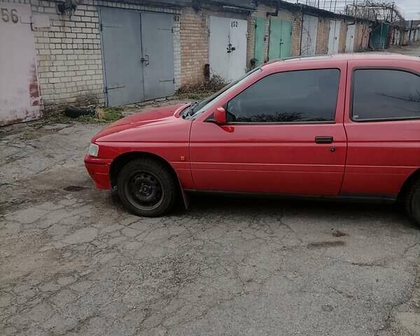 Красный Форд Эскорт, объемом двигателя 1.6 л и пробегом 300 тыс. км за 1500 $, фото 3 на Automoto.ua