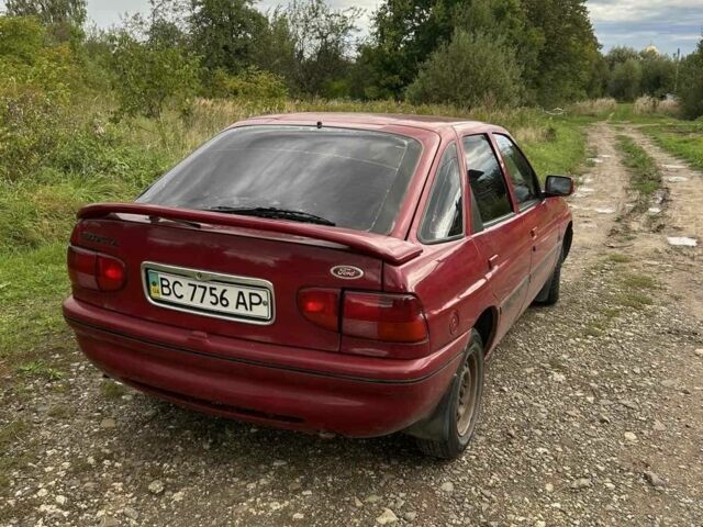 Красный Форд Эскорт, объемом двигателя 1.6 л и пробегом 230 тыс. км за 1400 $, фото 3 на Automoto.ua
