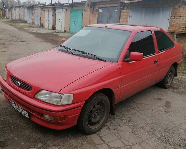 Красный Форд Эскорт, объемом двигателя 1.6 л и пробегом 300 тыс. км за 1500 $, фото 1 на Automoto.ua