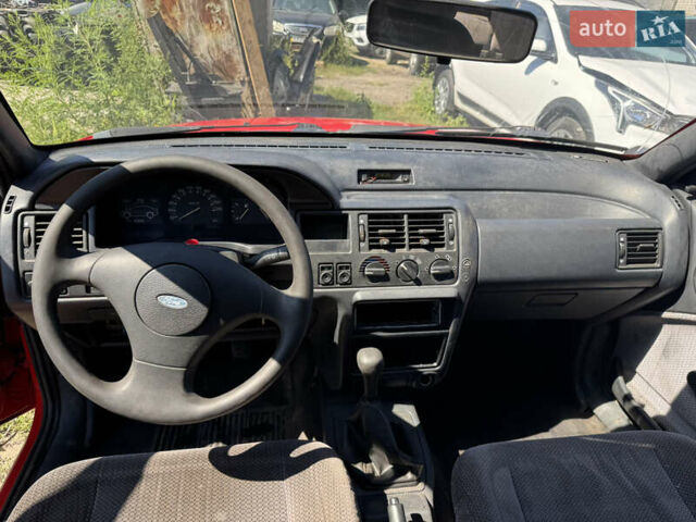Красный Форд Эскорт, объемом двигателя 1.3 л и пробегом 100 тыс. км за 600 $, фото 6 на Automoto.ua