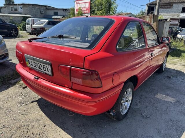 Красный Форд Эскорт, объемом двигателя 1.3 л и пробегом 100 тыс. км за 550 $, фото 3 на Automoto.ua