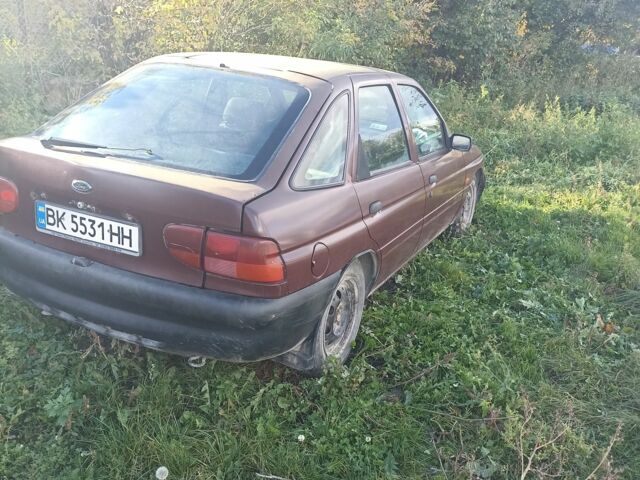 Червоний Форд Ескорт, об'ємом двигуна 1.8 л та пробігом 79 тис. км за 1100 $, фото 3 на Automoto.ua