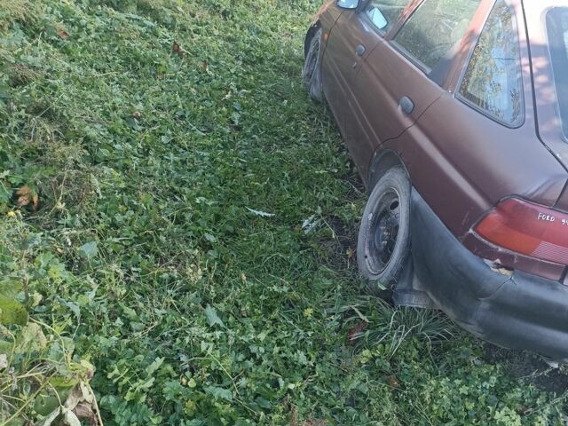 Червоний Форд Ескорт, об'ємом двигуна 1.8 л та пробігом 79 тис. км за 1100 $, фото 4 на Automoto.ua