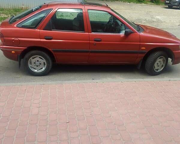 Красный Форд Эскорт, объемом двигателя 1.4 л и пробегом 120 тыс. км за 1900 $, фото 3 на Automoto.ua
