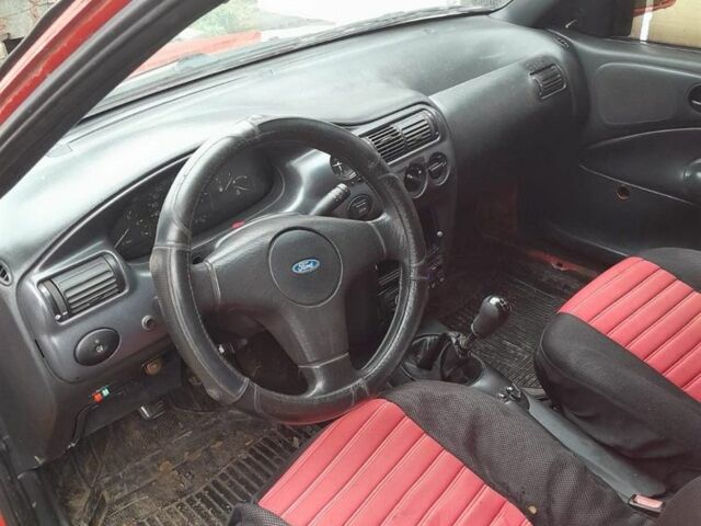 Красный Форд Эскорт, объемом двигателя 1.4 л и пробегом 170 тыс. км за 850 $, фото 3 на Automoto.ua