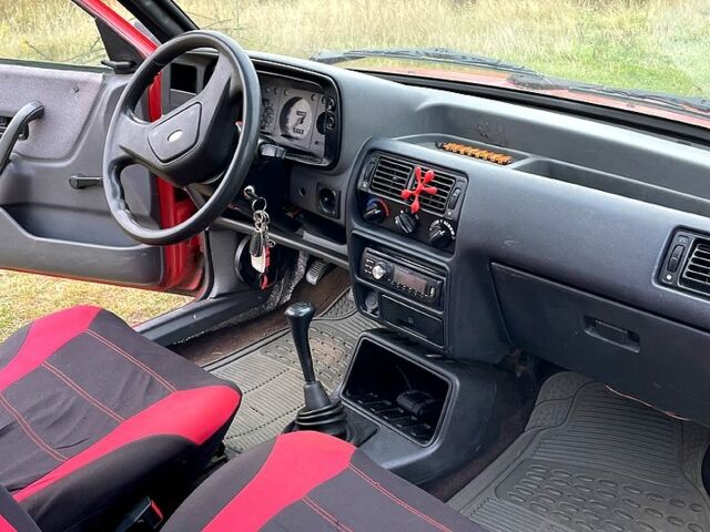 Красный Форд Эскорт, объемом двигателя 1.6 л и пробегом 200 тыс. км за 1300 $, фото 7 на Automoto.ua