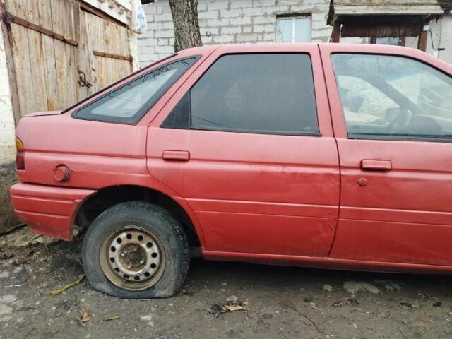 Красный Форд Эскорт, объемом двигателя 1.4 л и пробегом 100 тыс. км за 400 $, фото 4 на Automoto.ua