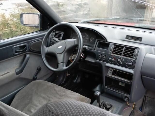 Красный Форд Эскорт, объемом двигателя 1.4 л и пробегом 100 тыс. км за 400 $, фото 5 на Automoto.ua