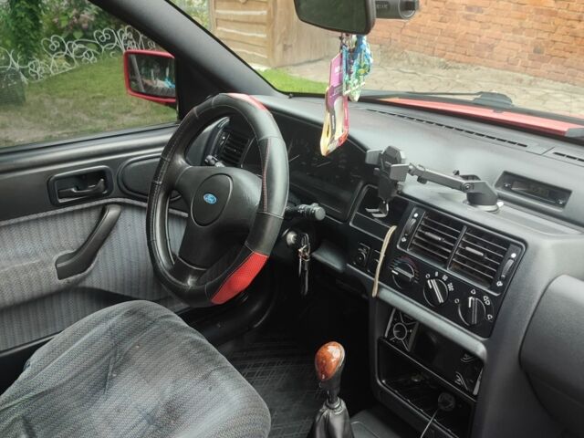 Красный Форд Эскорт, объемом двигателя 1.4 л и пробегом 589 тыс. км за 900 $, фото 2 на Automoto.ua