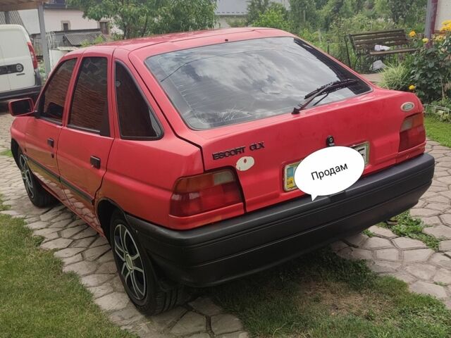 Красный Форд Эскорт, объемом двигателя 1.4 л и пробегом 589 тыс. км за 900 $, фото 1 на Automoto.ua