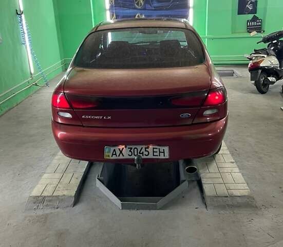 Красный Форд Эскорт, объемом двигателя 2 л и пробегом 216 тыс. км за 2500 $, фото 4 на Automoto.ua