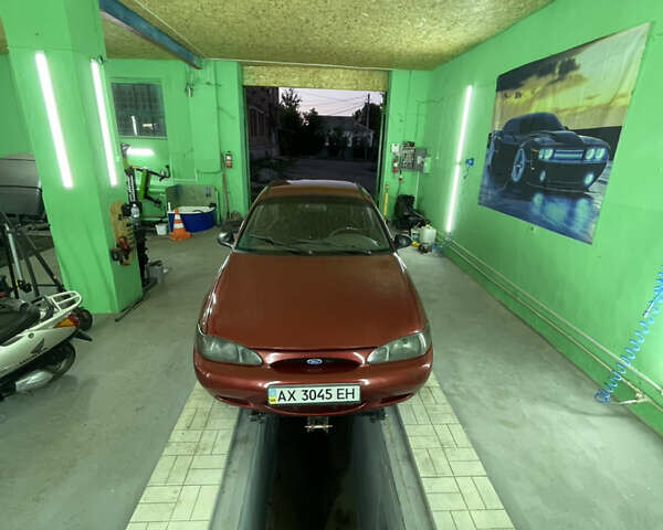 Красный Форд Эскорт, объемом двигателя 2 л и пробегом 216 тыс. км за 2500 $, фото 1 на Automoto.ua