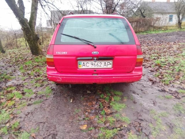 Красный Форд Эскорт, объемом двигателя 1 л и пробегом 120 тыс. км за 650 $, фото 3 на Automoto.ua