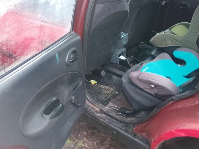 Красный Форд Эскорт, объемом двигателя 1 л и пробегом 120 тыс. км за 650 $, фото 6 на Automoto.ua